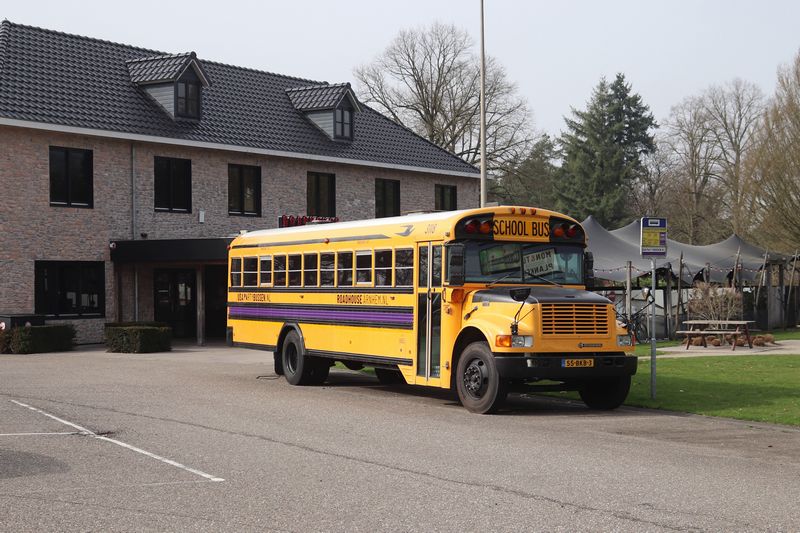 Rondrit met museumbussen door Arnhem